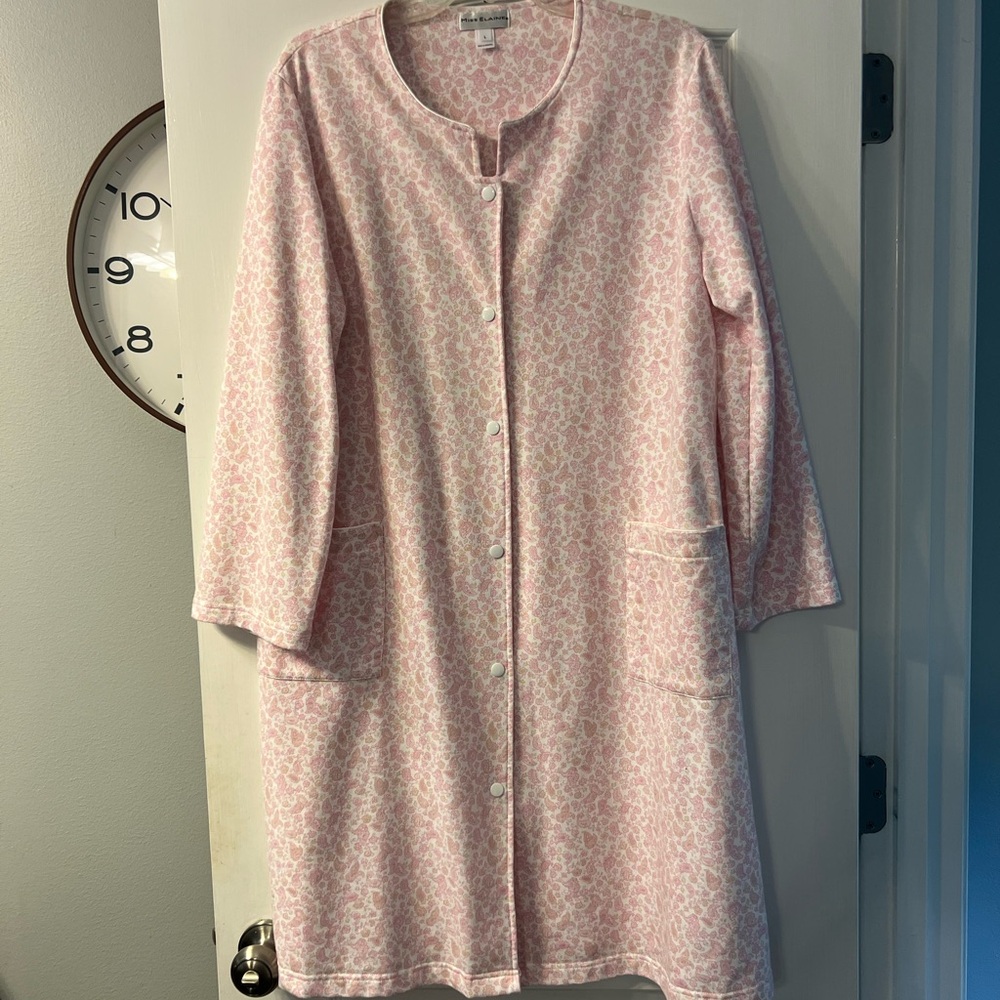 Miss Elaine snap up robe with pockets size L